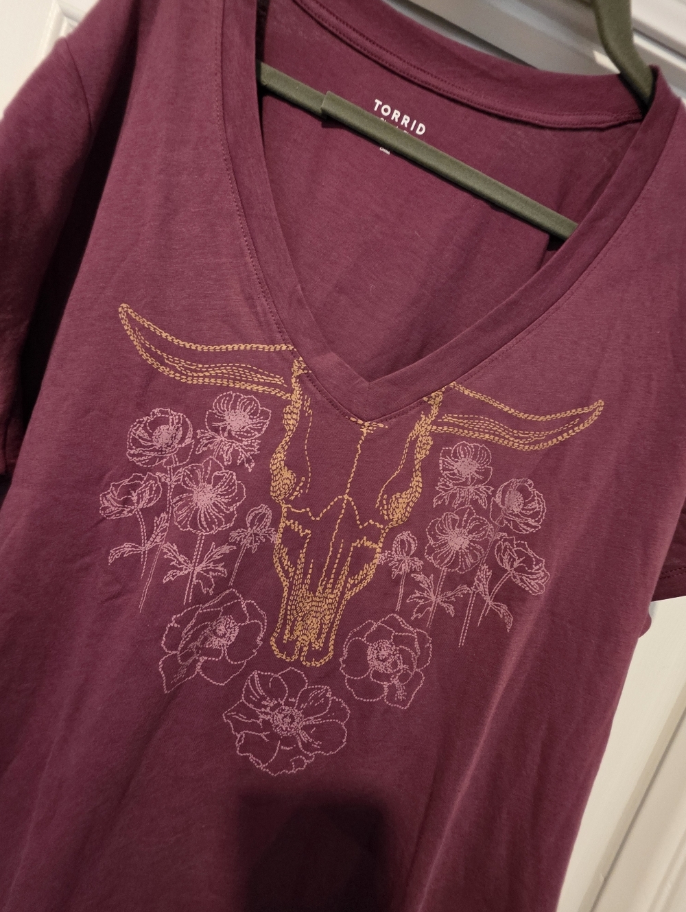 Torrid 3X Plum V-Neck Western Tee with Gold Skull & Floral Print NwT
